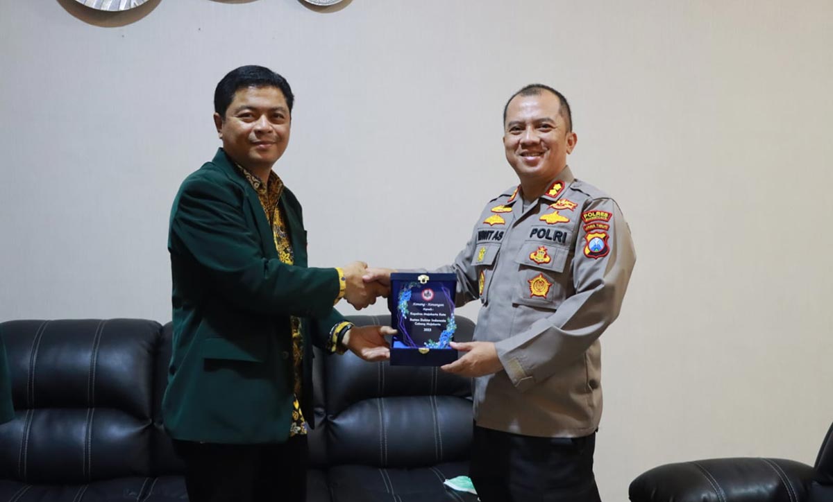 Kapolres Mojokerto Kota AKBP Wiwit Adisatria dan Ketua IDI Mojokerto dr. Achmad Reza saling bertukar cenderamata.
