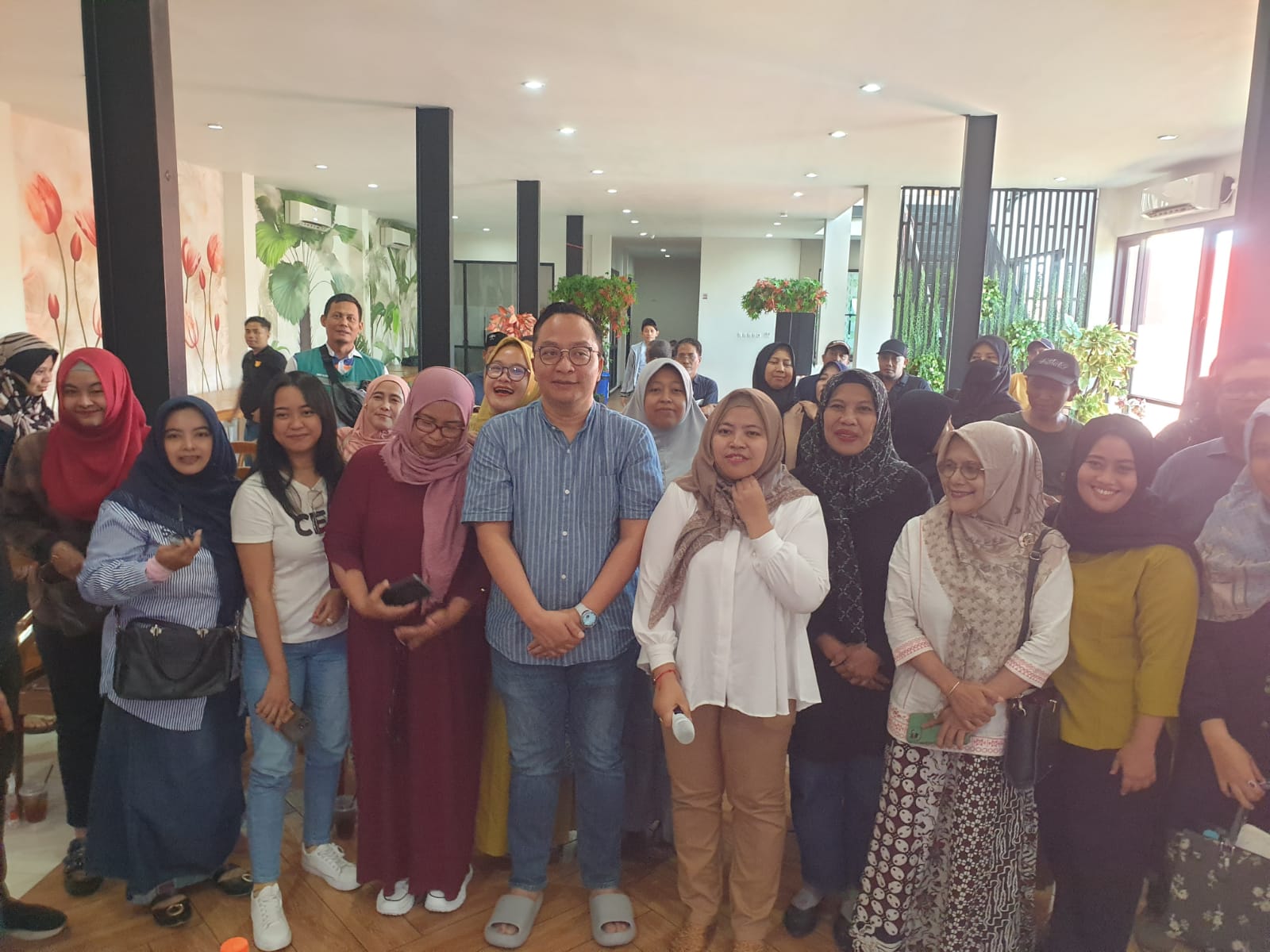 Asluchul Alif (empat dari kanan) usai menggelar menggelar pertemuan dengan para pelaku UMKM. Foto: Ist.