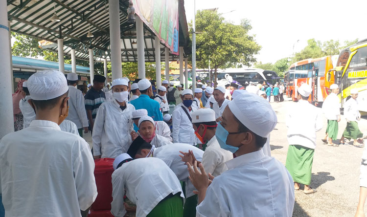 Para santri saat antre mengambil cairan hand sanitizer.