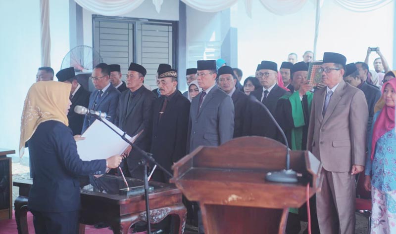 Para pejabat saat dilantik di halaman Pasar Prapanca.