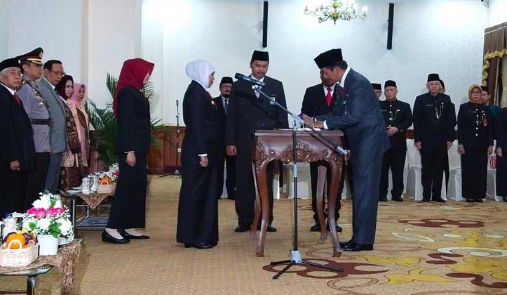 Kepala Perwakilan BKKBN Jatim Teguh Santoso sedang melakukan penandatangangan berita acara pelantikan di hadapan Gubernur Khofifah serta disaksikan Irtama Agus Sukiswo. Foto: YUDI A/BANGSAONLINE