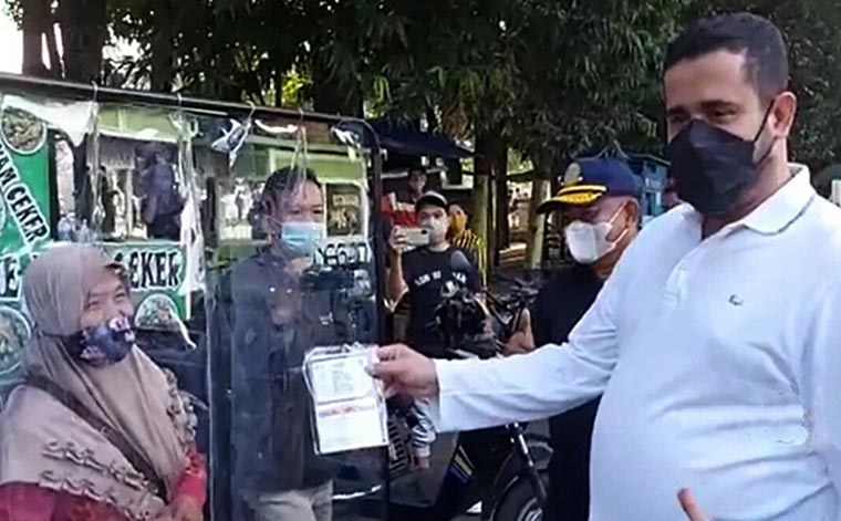 Wali Kota Probolinggo, Habib Hadi Zainal Abidin saat membuka kembali Pasar Tugu.