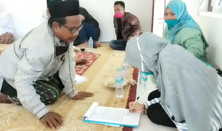 Subir beserta keluarganya menandatangani pernyataan usai dibaiat di Pondok Pesantren (PP) Darul Ulum, Kecamatan Omben, Sampang.
