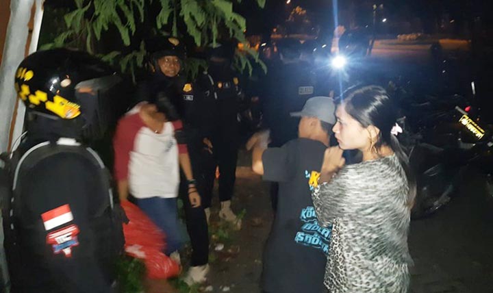 Tim Delta Squad Polresta Sidoarjo saat mengamankan 2 pria dan 1 wanita yang membawa sajam.