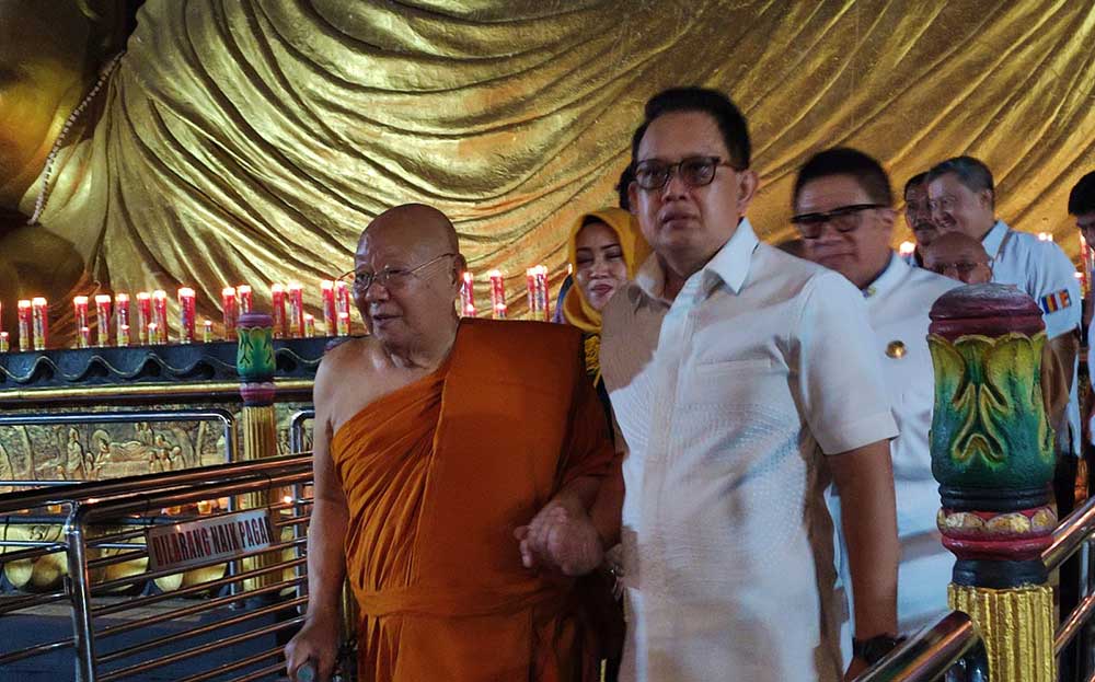 Pj. Gubernur Jatim Adhy Karyono bersama Bhante Viriyanadi Mahathera dan Bupati Mojokerto saat mengelilingi Maha Vihara Mojopahit.