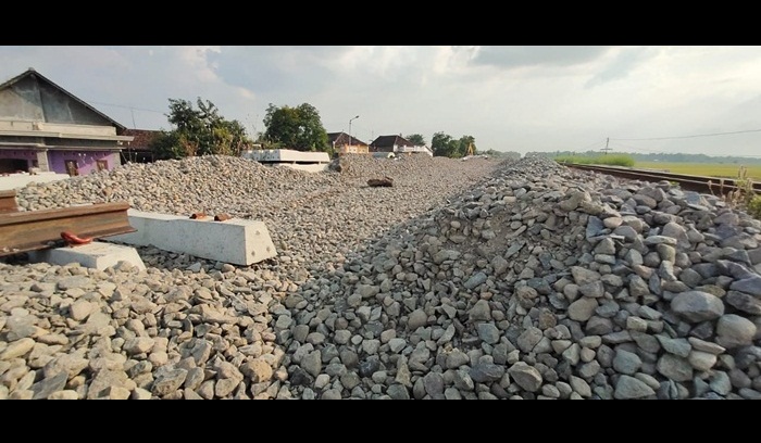 Pekerjaan Double Track Jombang-Mojokerto.