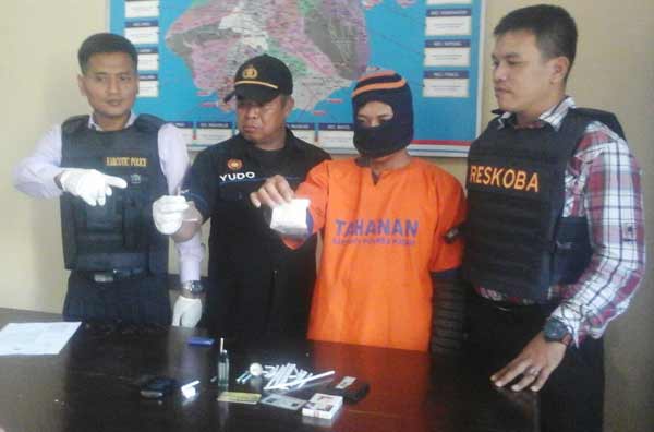 Tersangka bersama barang bukti saat digelar di Mapolres Kediri. (foto: dendi martoni/BANGSAONLINE)