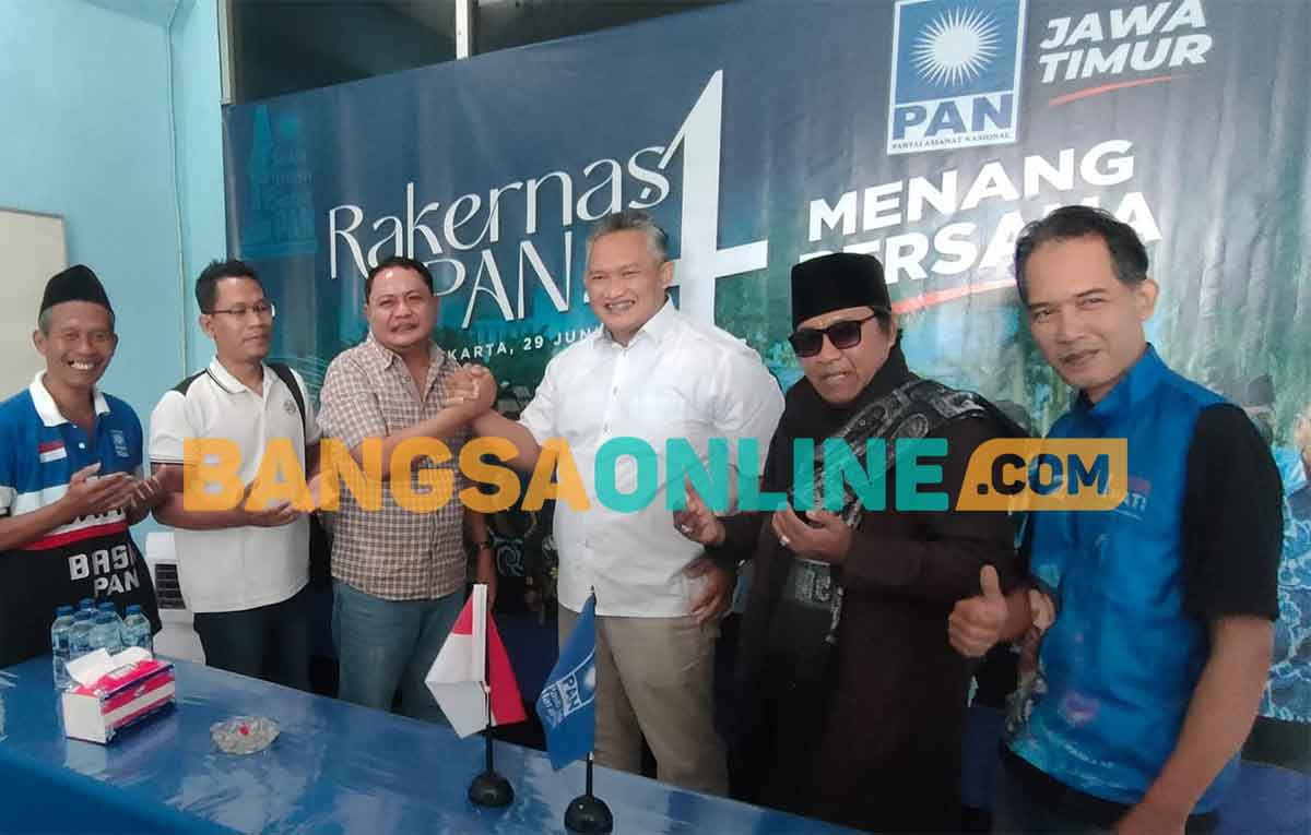 Bakal calon wakil bupati, Ari Purnomo Adi (nomor 3 dari kanan) saat diterima Ketua DPD PAN Kabupaten Kediri, Widyo Harsono. Foto: MUJI HARJITA/BANGSAONLINE