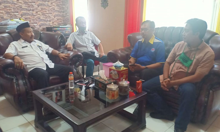 Kepala Dinkop dan UKM Kabupaten Sumenep, Sustono (kiri) saat menemui relawan.