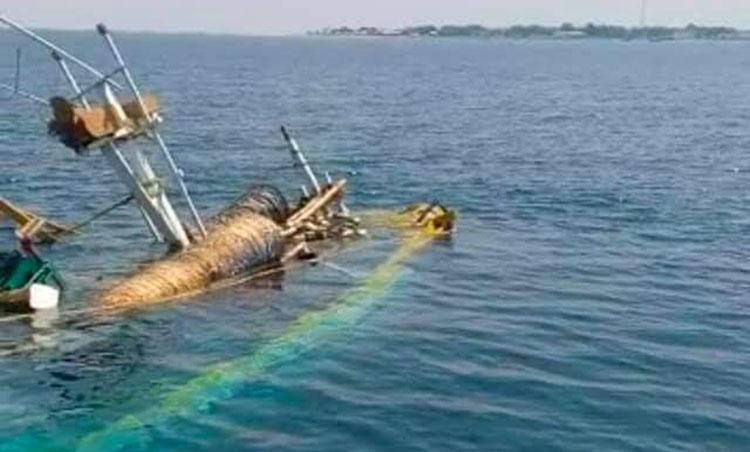 Kapal KM Barokah hingga saat ini masih terapung di perairan laut Gili Probolinggo. (foto: ist)