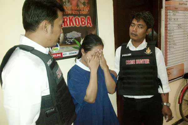 Heny, terbujuk rayu pacar. Foto: rusmiyanto/BANGSAONLINE