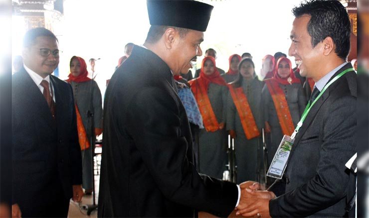 Bupati Pungkasiadi ketika melepas 40 peserta pelatihan Kepemimpinan Angkatan I Tahun 2020, Rabu (26/2) di Pendopo Graha Maja Tama. 