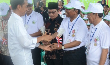 Presiden Jokowi menyerahkan penghargaan Adhikarya Pangan Nusantara, di Kab. Subang, Jabar, Jumat (26/12). foto via republika.co.id