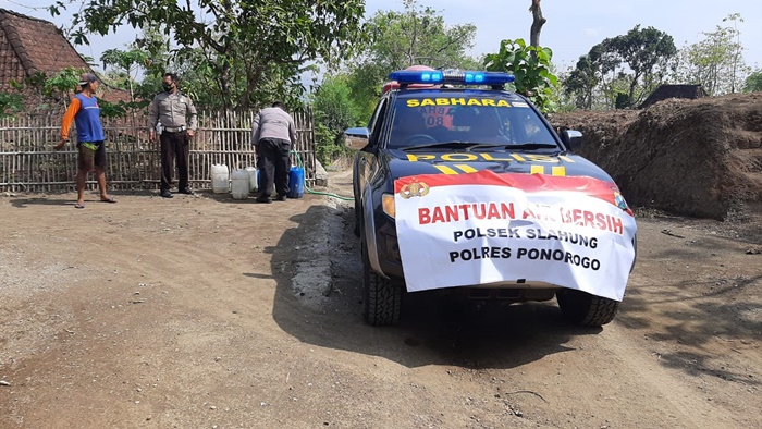 Pelaksanaan pengiriman air bersih kepada warga oleh Polsek Slahung.