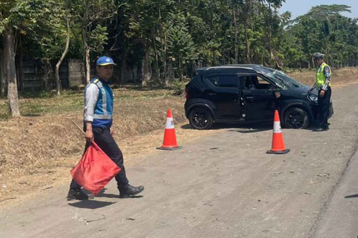 Suzuki Ignis yang terbalik di ruas Tol Waru Sidoarjo, Senin (25/9/2023).