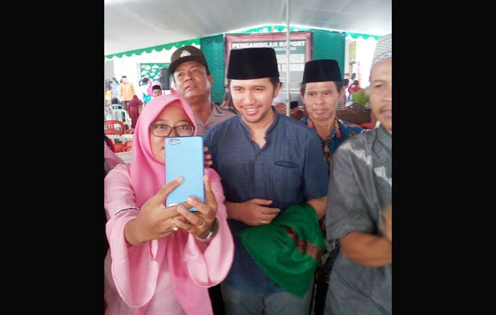 Emil Dardak melayani santri selfi, usai memberikan motivasinya kepada para wali santri saat pembagian rapor di PP Amanatul Ummah Jl Siwalankerto Utara No. 56 Surabaya, Senin (1/1). Foto: YUDI ARIANTO/BANGSAONLINE