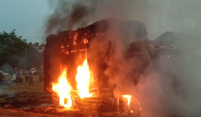 Truk bermuatan tembakau yang hangus terbakar di Pamekasan.