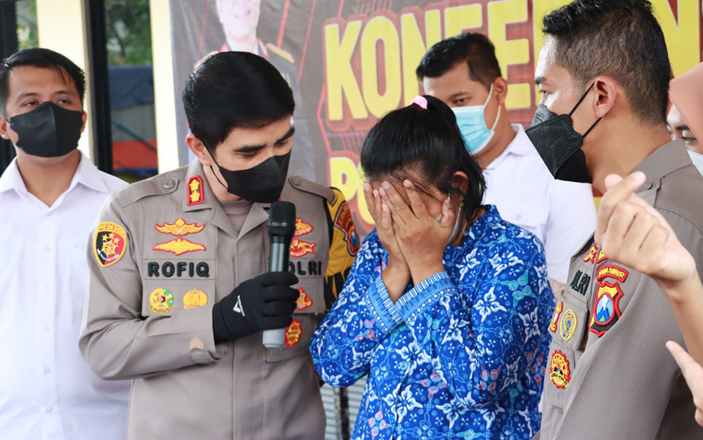 M, tersangka penjualan telur busuk, saat dimintai keterangan oleh Kapolres Mojokerto Kota AKBP Rofik Ripto Himawan.