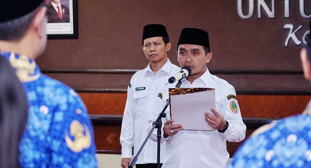 Wali Kota Pasuruan didampingi wakilnya saat memberi sambutan.