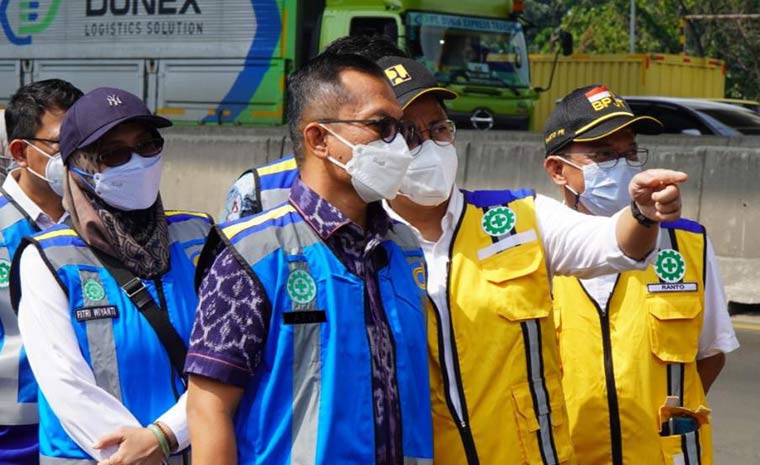 Sekretaris BPJT Kementerian PUPR Triono Junoasmono saat meninjau posko penyekatan di Tol Trans Jawa.