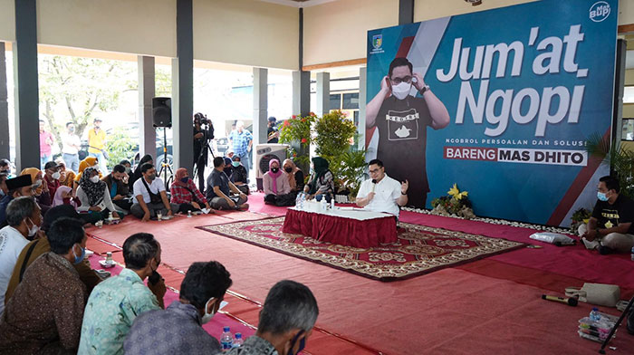 Bupati Kediri, Hanindhito Himawan Pramana, saat menghadiri Jumat Ngopi di Pendopo Kecamatan Ngasem.