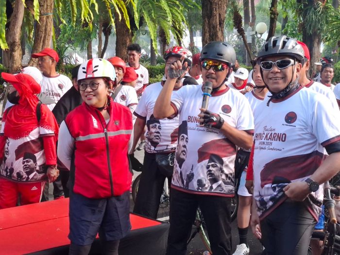 Ribuan Warga Surabaya Ikuti Kelana Bung Karno, Cak Armuji Kampanyekan Hidup Sehat dan Bersepeda