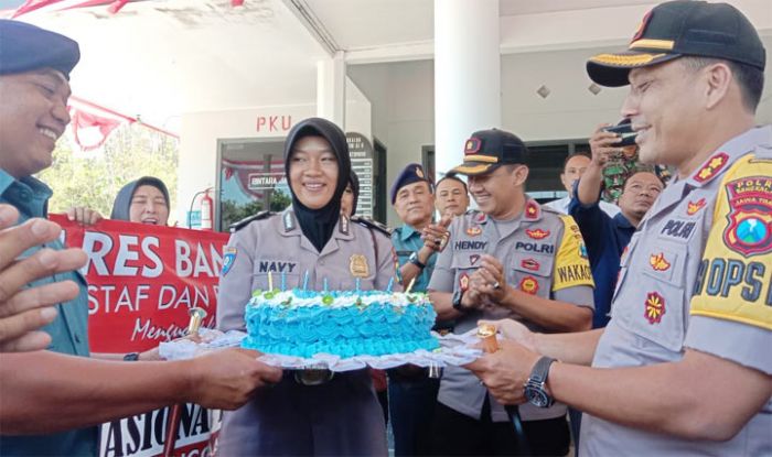 ​HUT TNI ke-74, Kapolres Bangkalan Beri Kejutan Kue Ulang Tahun kepada Danlanal Batu Poron