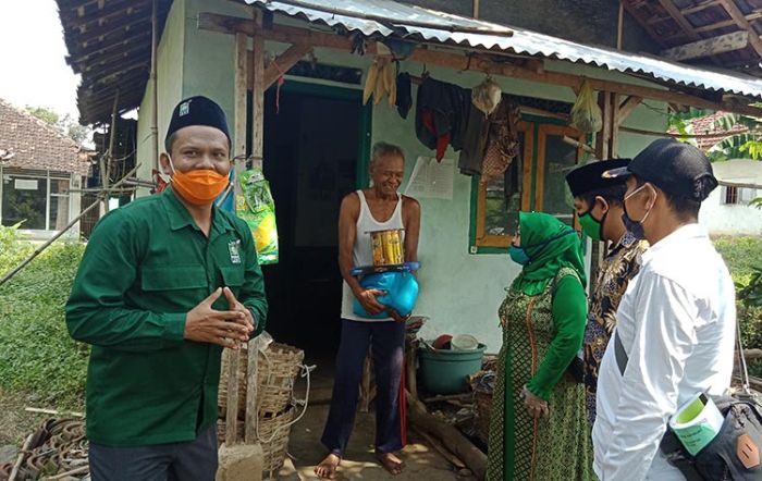 Cak Rudi Gandeng Anisah Syakur Bagikan Sembako kepada Warga Terdampak Covid-19