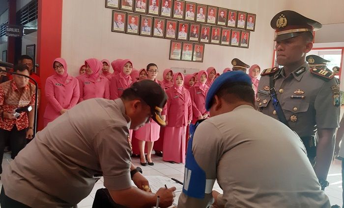 Kapolres Bangkalan Pimpin Sertijab Kasatreskrim dan 2 Kapolsek Sekaligus Kapolres Bangkalan Pimpin Sertijab Kasatreskrim dan 2 Kapolsek Sekaligus