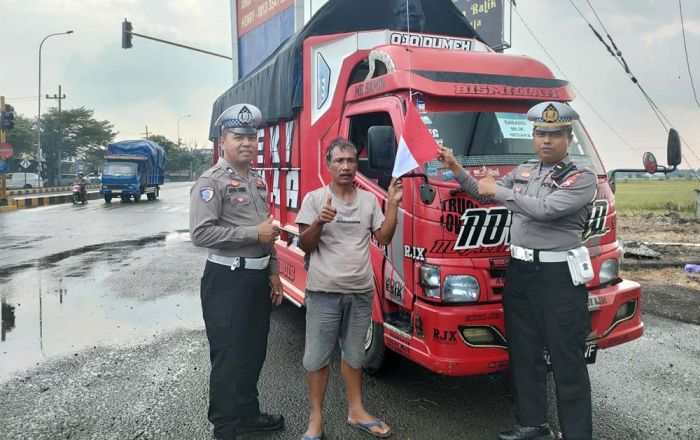 Sambut HUT ke-80 RI, Satlantas Polres Ngawi Bagikan Bendera Merah Putih kepada Pengendara Sambut HUT ke-80 RI, Satlantas Polres Ngawi Bagikan Bendera Merah Putih kepada Pengendara