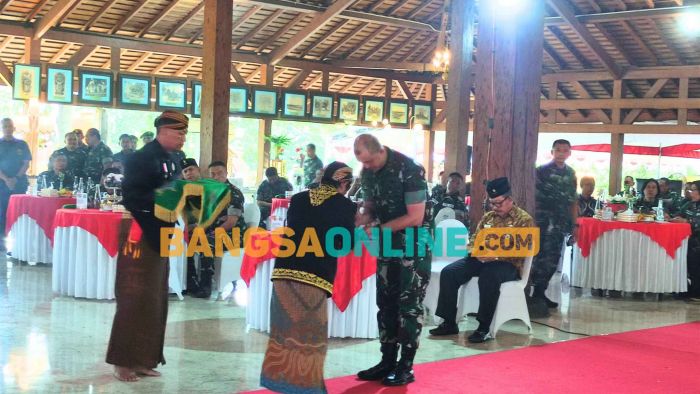 Sarasehan HUT ke-76, Pataka Kodam V Brawijaya Dijamas 7 Sumber Mata Air Kerjaan Majapahit Sarasehan HUT ke-76, Pataka Kodam V Brawijaya Dijamas 7 Sumber Mata Air Kerjaan Majapahit