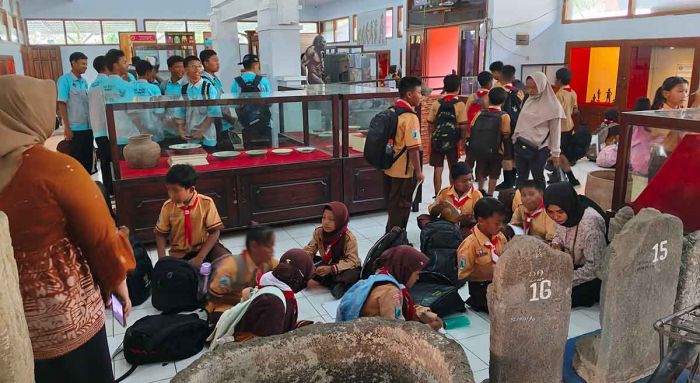 Pameran Benda Purbakala di Museum Anjuk Ladang Nganjuk Diserbu Ribuan Pelajar Pameran Benda Purbakala di Museum Anjuk Ladang Nganjuk Diserbu Ribuan Pelajar