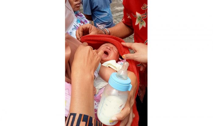 Dibuang di Depan Rumah, Bayi Perempuan Gegerkan Warga Balongbendo Dibuang di Depan Rumah, Bayi Perempuan Gegerkan Warga Balongbendo