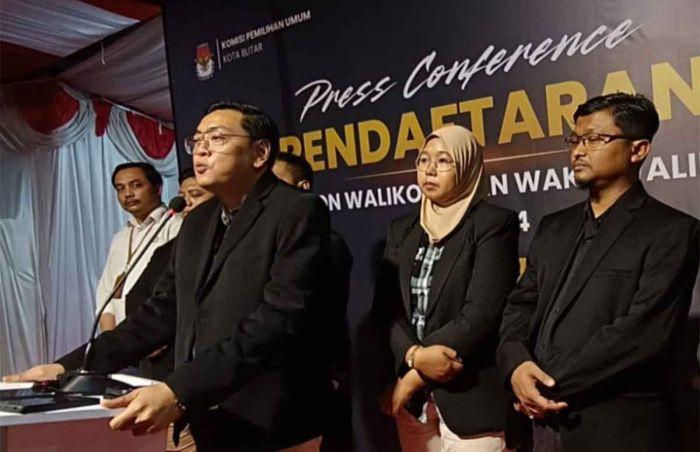 2 Pasang Bakal Calon Wali Kota Blitar Resmi Daftar ke KPU di Hari Kedua 2 Pasang Bakal Calon Wali Kota Blitar Resmi Daftar ke KPU di Hari Kedua