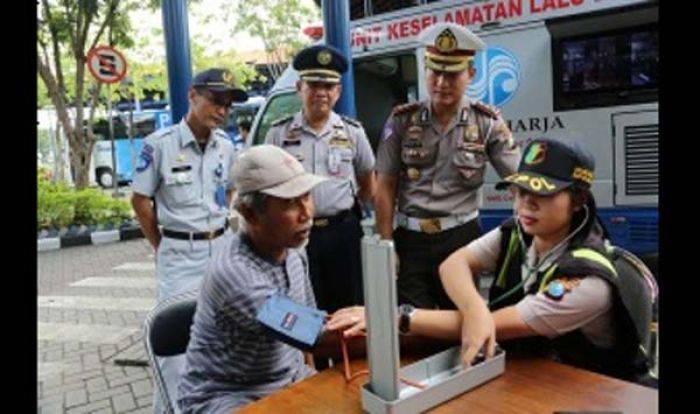 Cegah Kecelakaan, Polres Mojokerto Cek Kesehatan Sopir Cegah Kecelakaan, Polres Mojokerto Cek Kesehatan Sopir