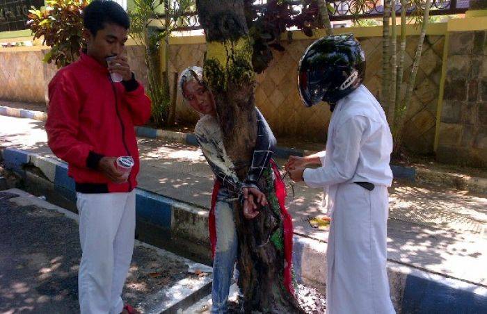 Miris, Ulang Tahun, Siswa di Sampang ini Diikat di Pohon Miris, Ulang Tahun, Siswa di Sampang ini Diikat di Pohon