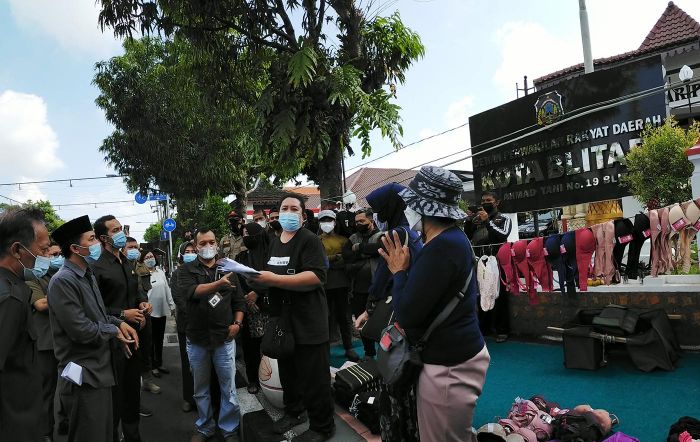 Beber Dagangan Berupa Bra dan CD, Pedagang Stadion Blitar Demo di Depan Gedung DPRD Beber Dagangan Berupa Bra dan CD, Pedagang Stadion Blitar Demo di Depan Gedung DPRD