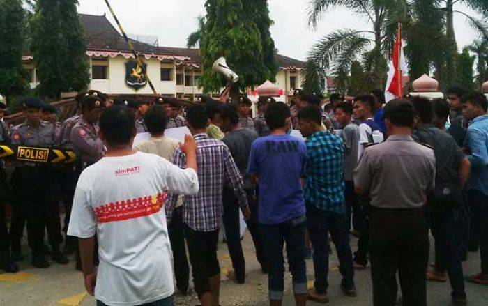 Demo ke Gedung Pemkab, Aliansi Pemuda Sumenep Minta Bupati Evaluasi Kinerja SKPD