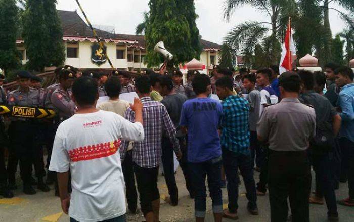 Demo ke Gedung Pemkab, Aliansi Pemuda Sumenep Minta Bupati Evaluasi Kinerja SKPD Demo ke Gedung Pemkab, Aliansi Pemuda Sumenep Minta Bupati Evaluasi Kinerja SKPD