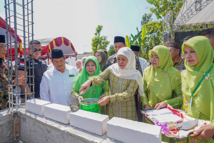 Peletakan Batu Pertama Masjid Darussalam Trucuk Bojonegoro, Khofifah Bahas soal Perdamaian Gaza Peletakan Batu Pertama Masjid Darussalam Trucuk Bojonegoro, Khofifah Bahas soal Perdamaian Gaza