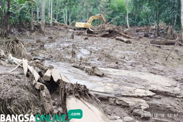 Tanggul Peternakan Sapi Greenfields Jebol, 6 Sapi Warga Hilang Terseret Aliran Lumpur Berbau Limbah Tanggul Peternakan Sapi Greenfields Jebol, 6 Sapi Warga Hilang Terseret Aliran Lumpur Berbau Limbah