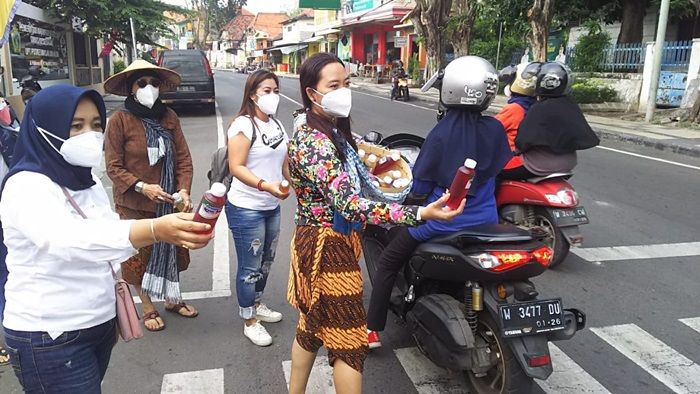 Dandan ala Mbok Jamu Gendong, Komunitas Ladies Scooter Gresik Kampanyekan Gemar Minum Jamu