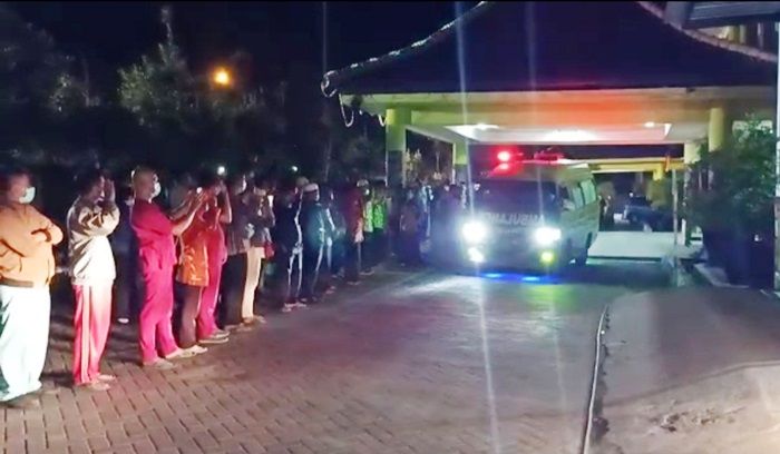 Perawat RSUD dr. H. Slamet Martodirdjo Pamekasan Meninggal Terinfeksi Covid-19 Perawat RSUD dr. H. Slamet Martodirdjo Pamekasan Meninggal Terinfeksi Covid-19