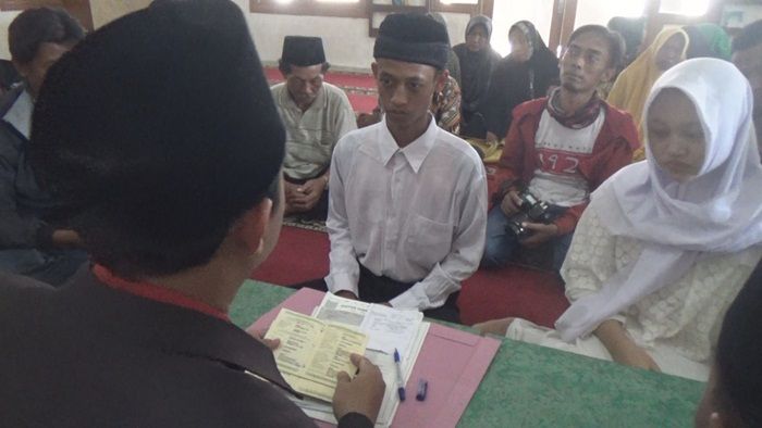 Dua Sejoli Pembuang Bayi Dinikahkan di Mapolres Jombang Dua Sejoli Pembuang Bayi Dinikahkan di Mapolres Jombang