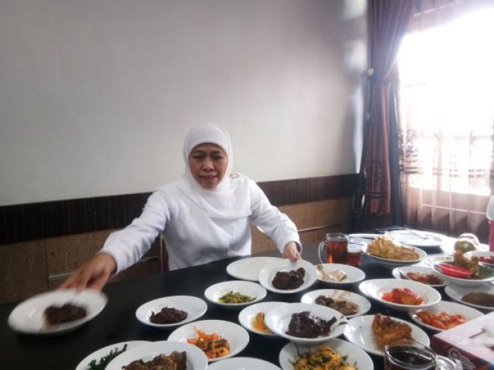 Respons Geger Rendang Babi, Gubernur Khofifah Minta Rumah Makan Padang Diberi Label Halal Respons Geger Rendang Babi, Gubernur Khofifah Minta Rumah Makan Padang Diberi Label Halal