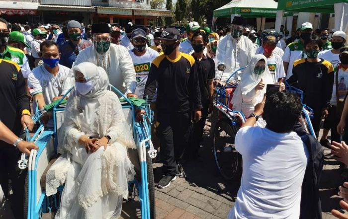 Naik Becak Diantar Pendukung, BHS-Taufiq Paslon Pertama Mendaftar ke KPU Sidoarjo