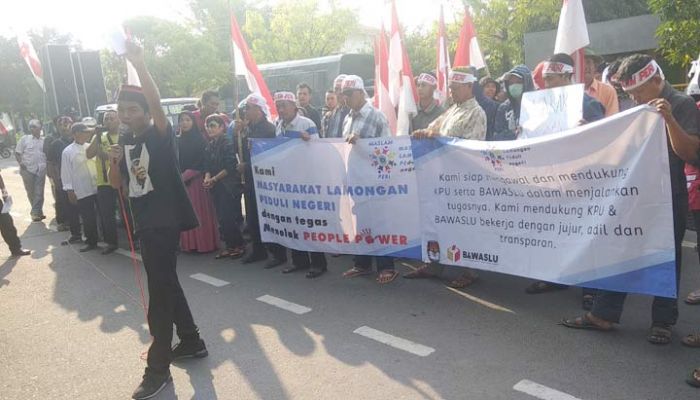 Ratusan Massa Demo Kantor KPU Lamongan Tolak Aksi People Power Ratusan Massa Demo Kantor KPU Lamongan Tolak Aksi People Power