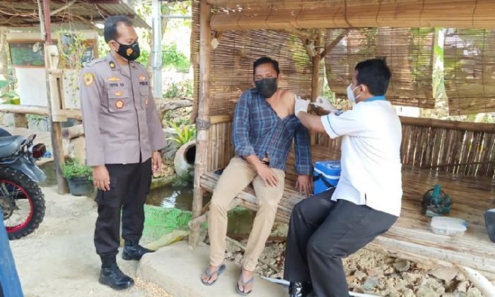 Mudahkan Warga Dapatkan Vaksin, ​Polres Pamekasan Gelar Vaksinasi dari Rumah ke Rumah