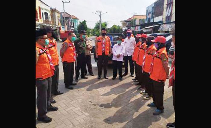 Cegah Covid-19, Pramuka Lamongan Lakukan Penyemprotan Disinfektan di Perumahan Cegah Covid-19, Pramuka Lamongan Lakukan Penyemprotan Disinfektan di Perumahan