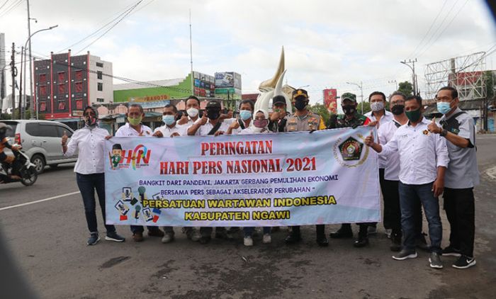 Peringati HPN 2021, PWI Ngawi Gelar Bagi-Bagi Masker dan Hand Sanitizer di Perempatan Kartonyono